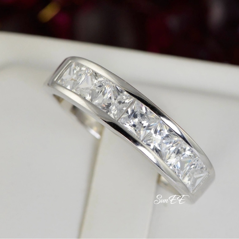 Elegant Sterling Silver Unisex Band with Clear Stones size 8.5